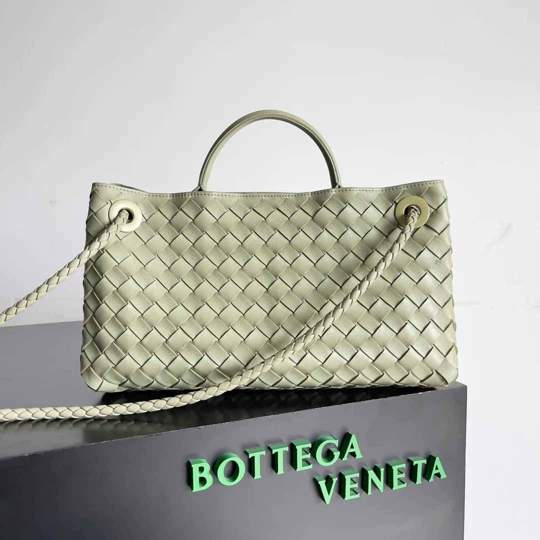 BV 1960 BV Lin Xinru, Ken Dou, Zhou Yutong, Zhu Zhu and other similar models, Andiamo Italian Let'go's new horizontal version design is more refined and elegant. The horizontal version presents a light and fashionable feeling that is more suitable for the body shape of Asian girls. The actual upper body is really awesome! Practicality and elegance coexist! 🉑️Carry it by hand, shoulder or crossbody, the law of true fragrance🥳 Style number: 754990 Size: 29*10*18